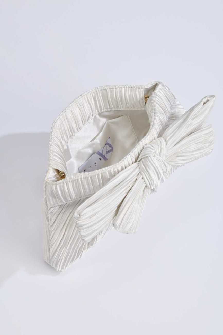 Abendtasche mit Schleifenapplikation