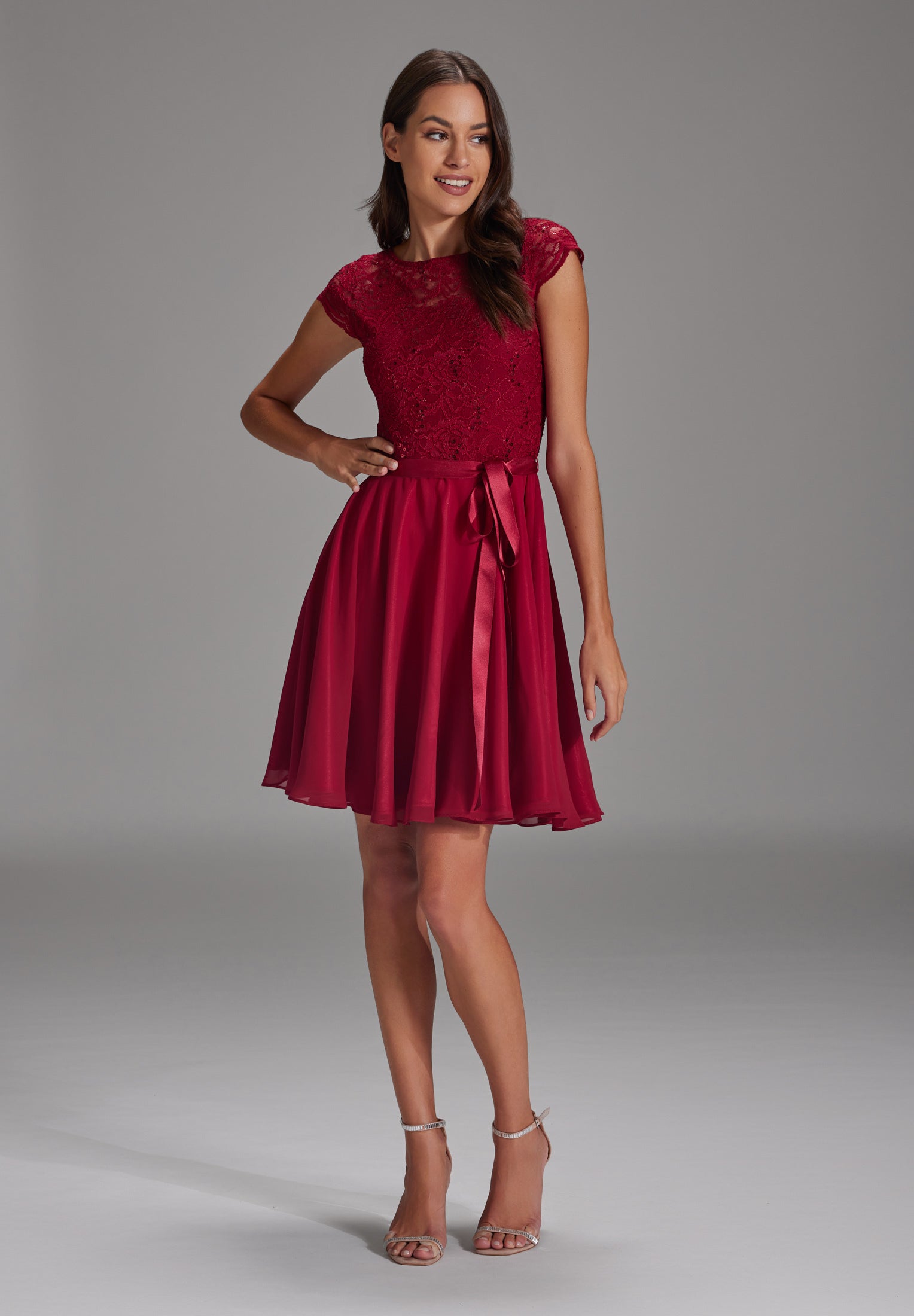 Cocktailkleid mit Spitzenoberteil und Chiffon Rock rio red