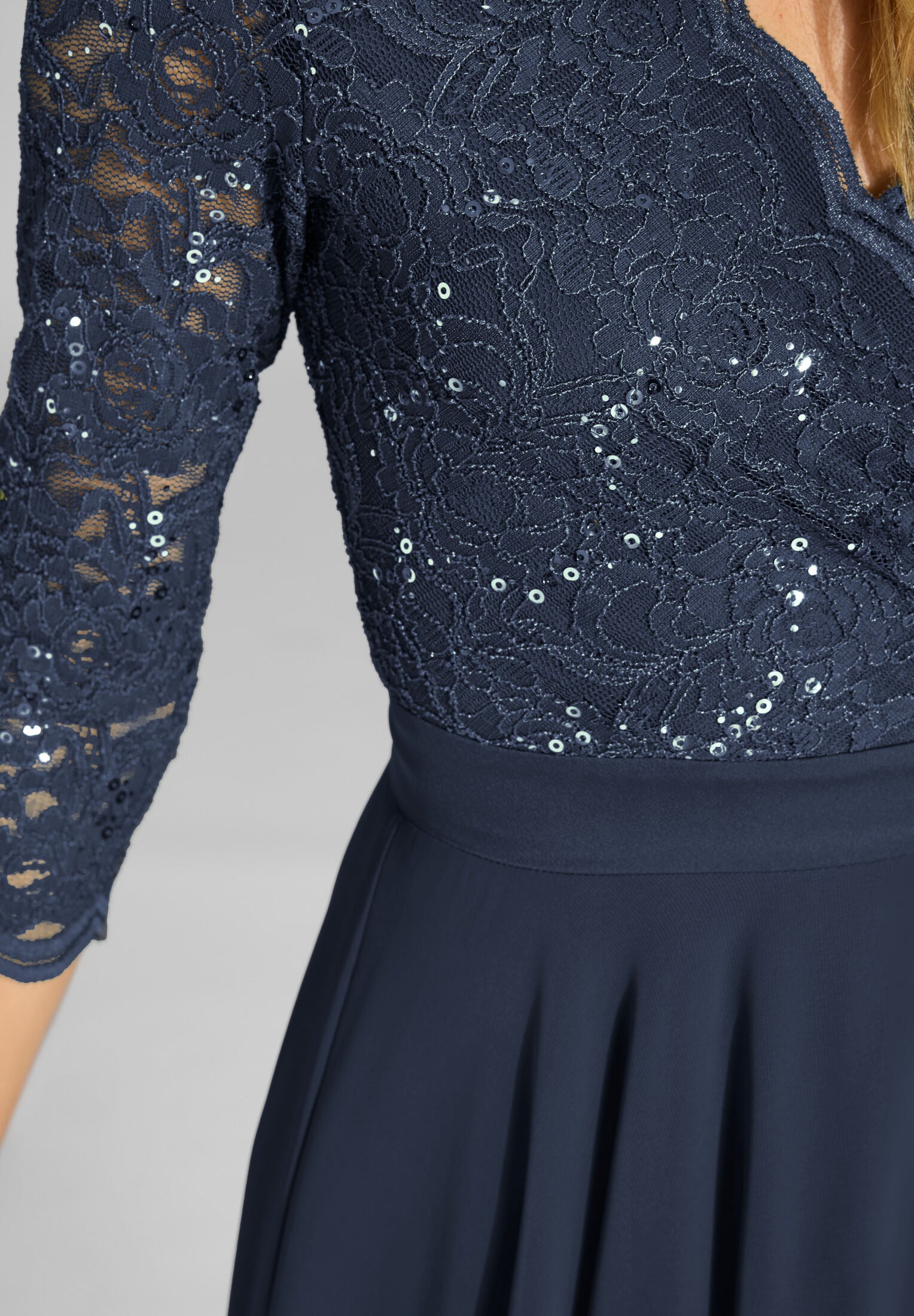 Cocktailkleid aus Material-Mix