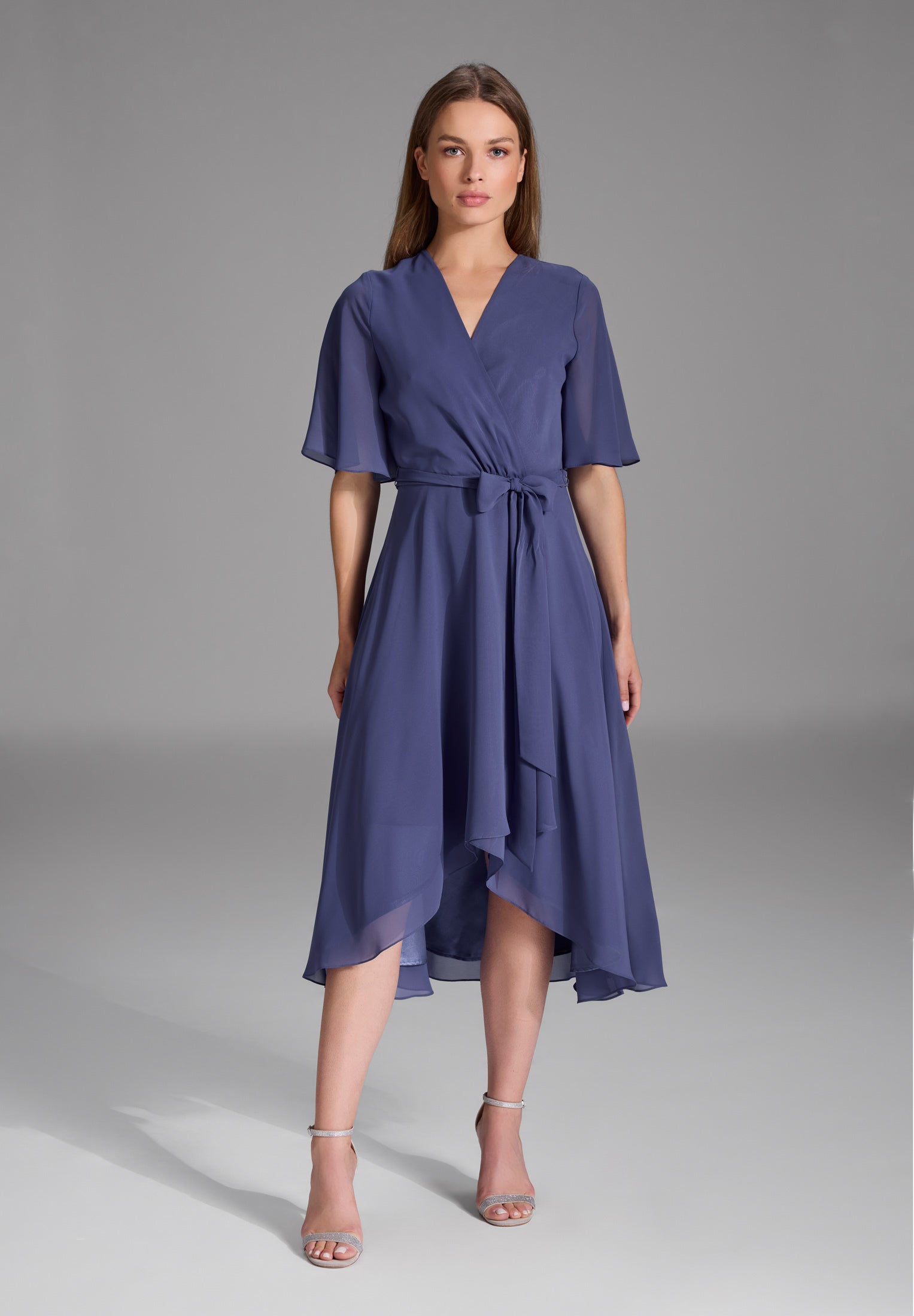 Chiffon Kleid in Wickel Optik mit Vokuhila Saum future blue