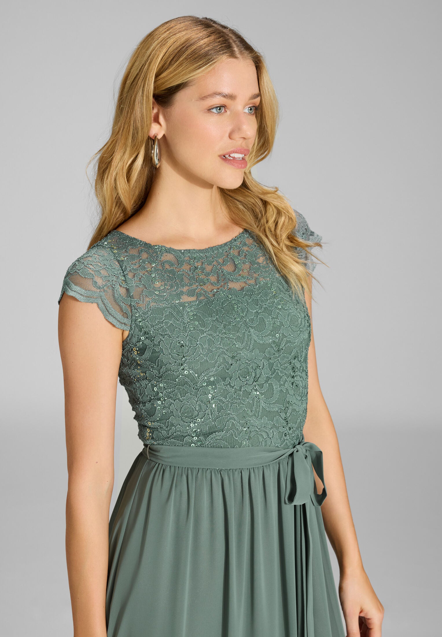 Abendkleid aus Chiffon mit paillettenbesetztem Spitzenoberteil