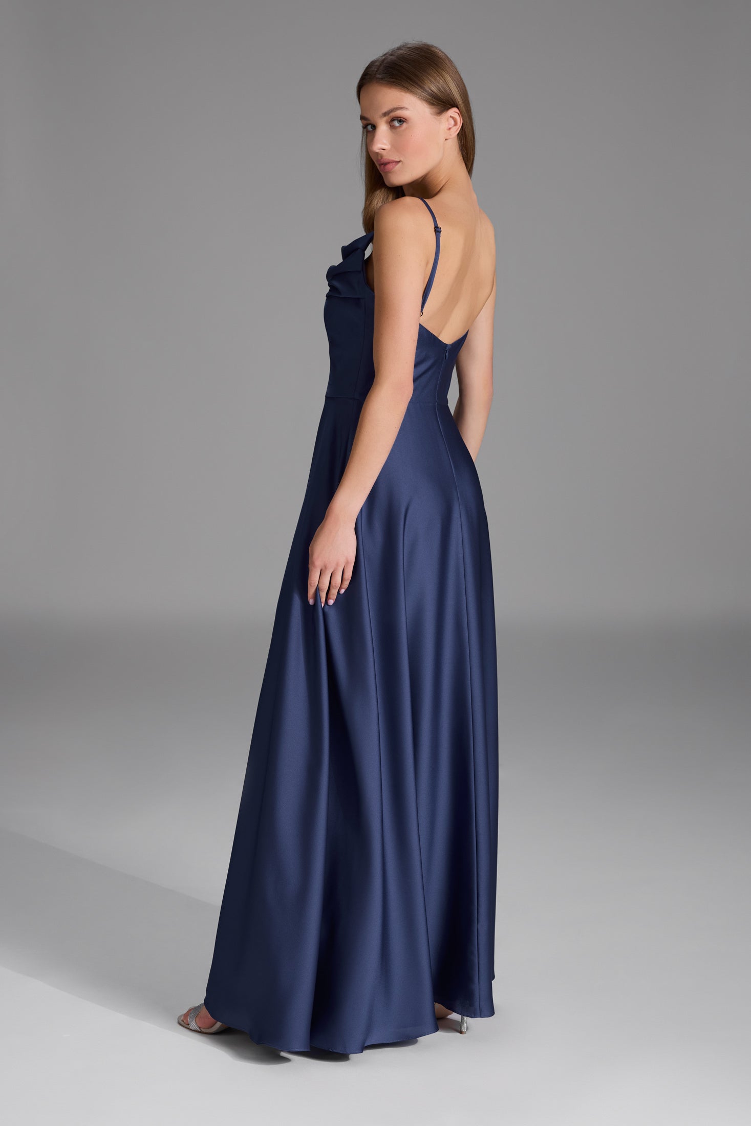 Abendkleid aus nachhaltigem Satin mit Wasserfall-Ausschnitt und Beinschlitz