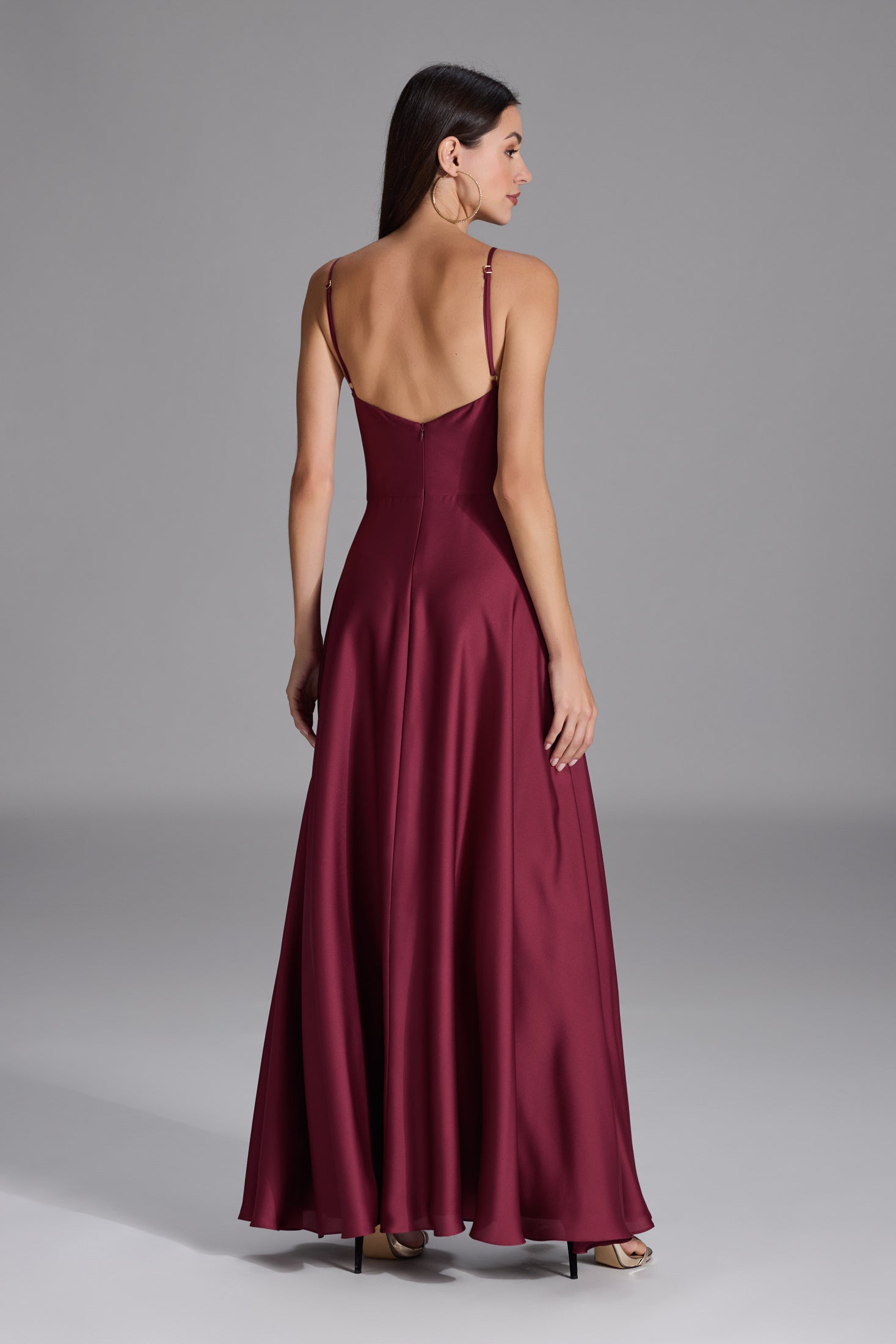 Abendkleid aus nachhaltigem Satin mit Wasserfall-Ausschnitt und Beinschlitz
