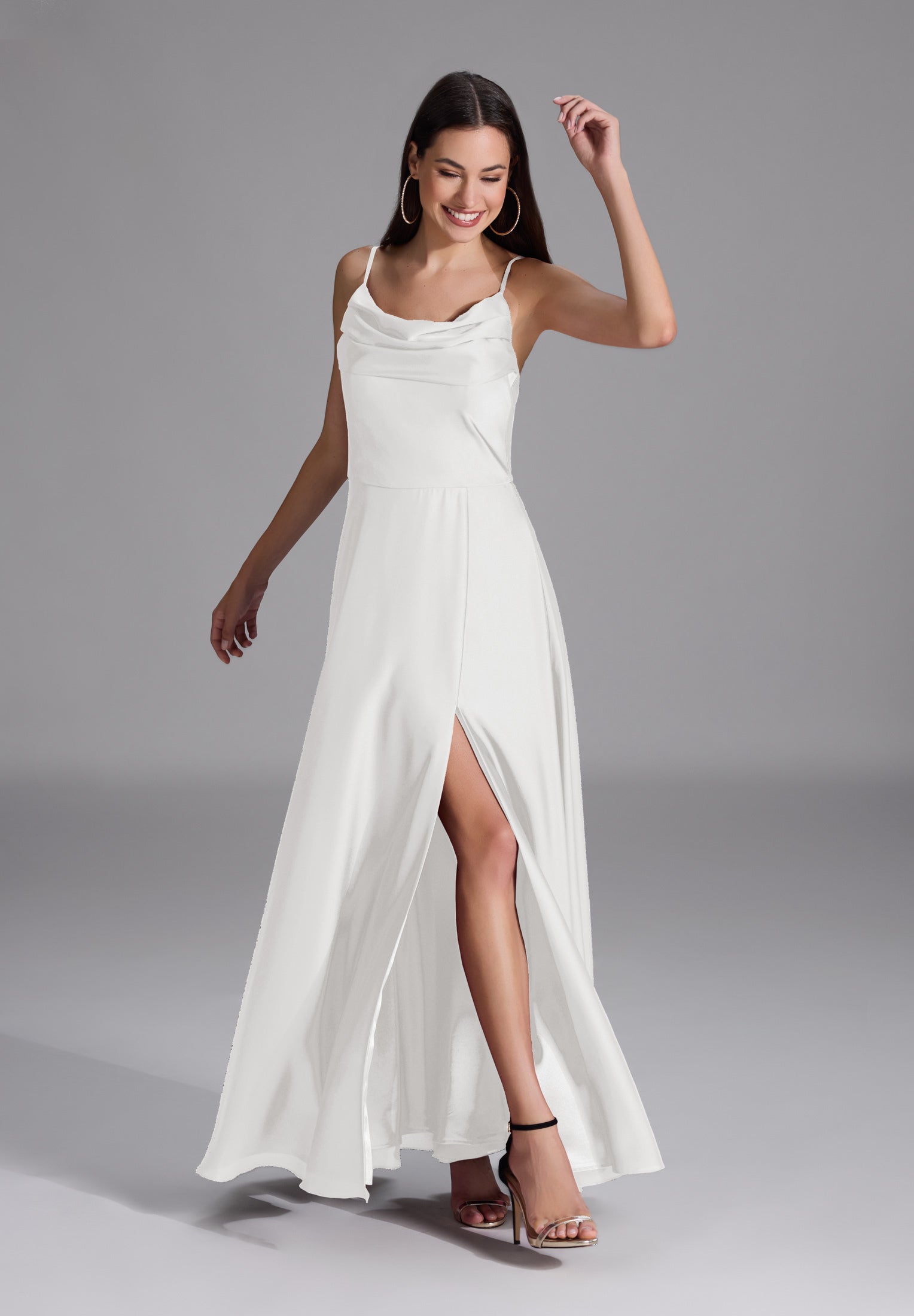 Abendkleid aus nachhaltigem Satin mit Wasserfall-Ausschnitt und Beinschlitz