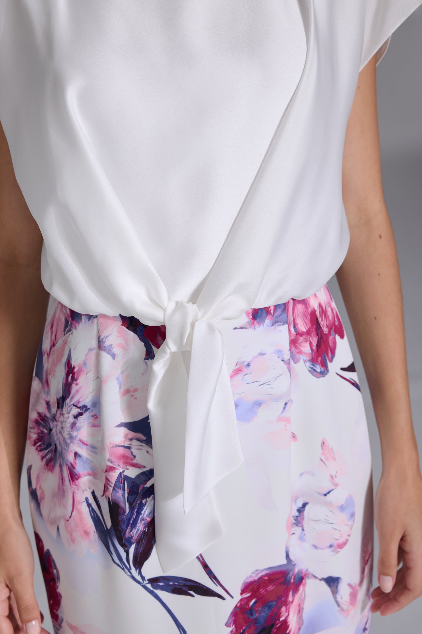 Etuikleid aus floral bedrucktem Scuba und Satin