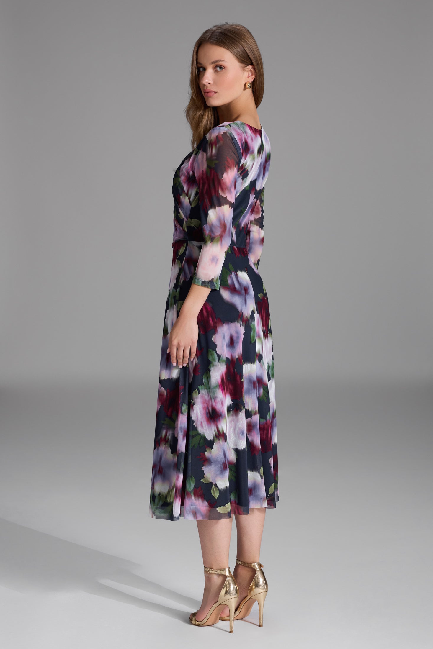 Midi Kleid aus bedrucktem Mesh mit Drapierung im Oberteil