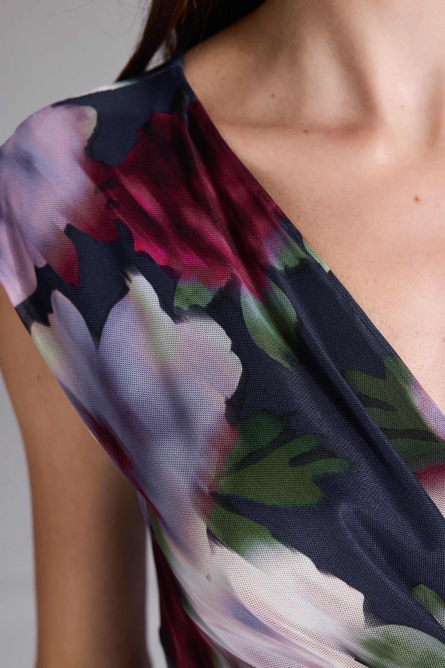 Etuikleid mit Wickel-Ausschnitt aus bedrucktem Mesh