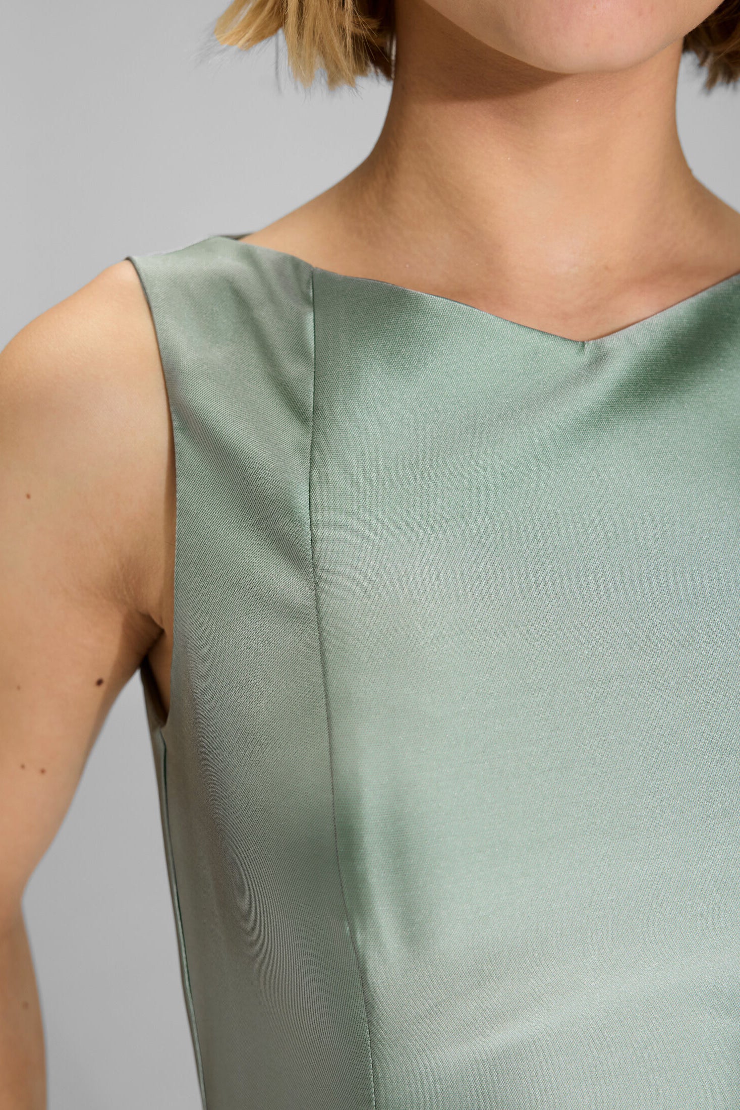 Robenartiges Abendkleid mit Eingrifftaschen