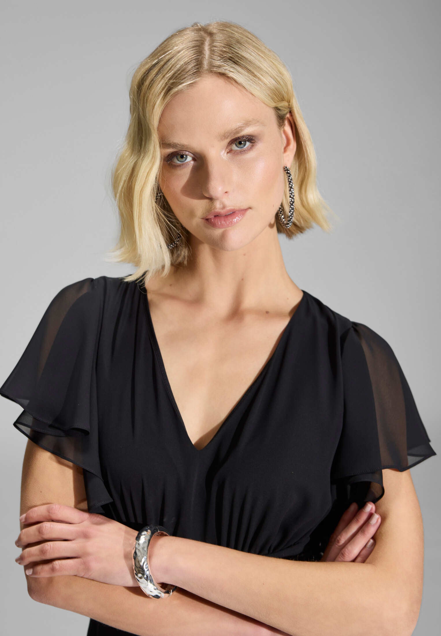 Chiffon Jumpsuit mit Überrock und Volantärmeln