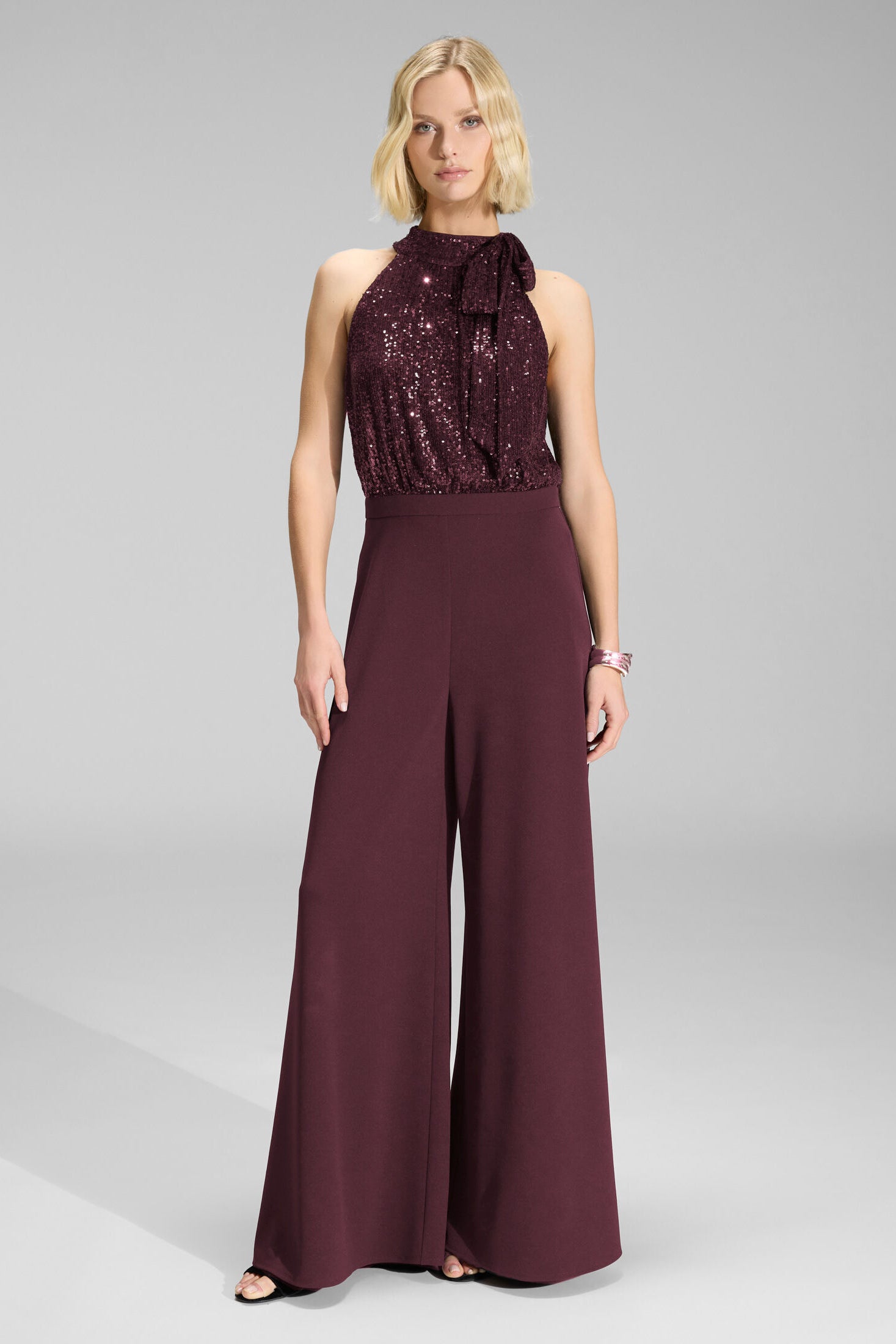 Ärmelloser Jumpsuit mit Schluppenblusen Top aus elastischer Paillette merlot