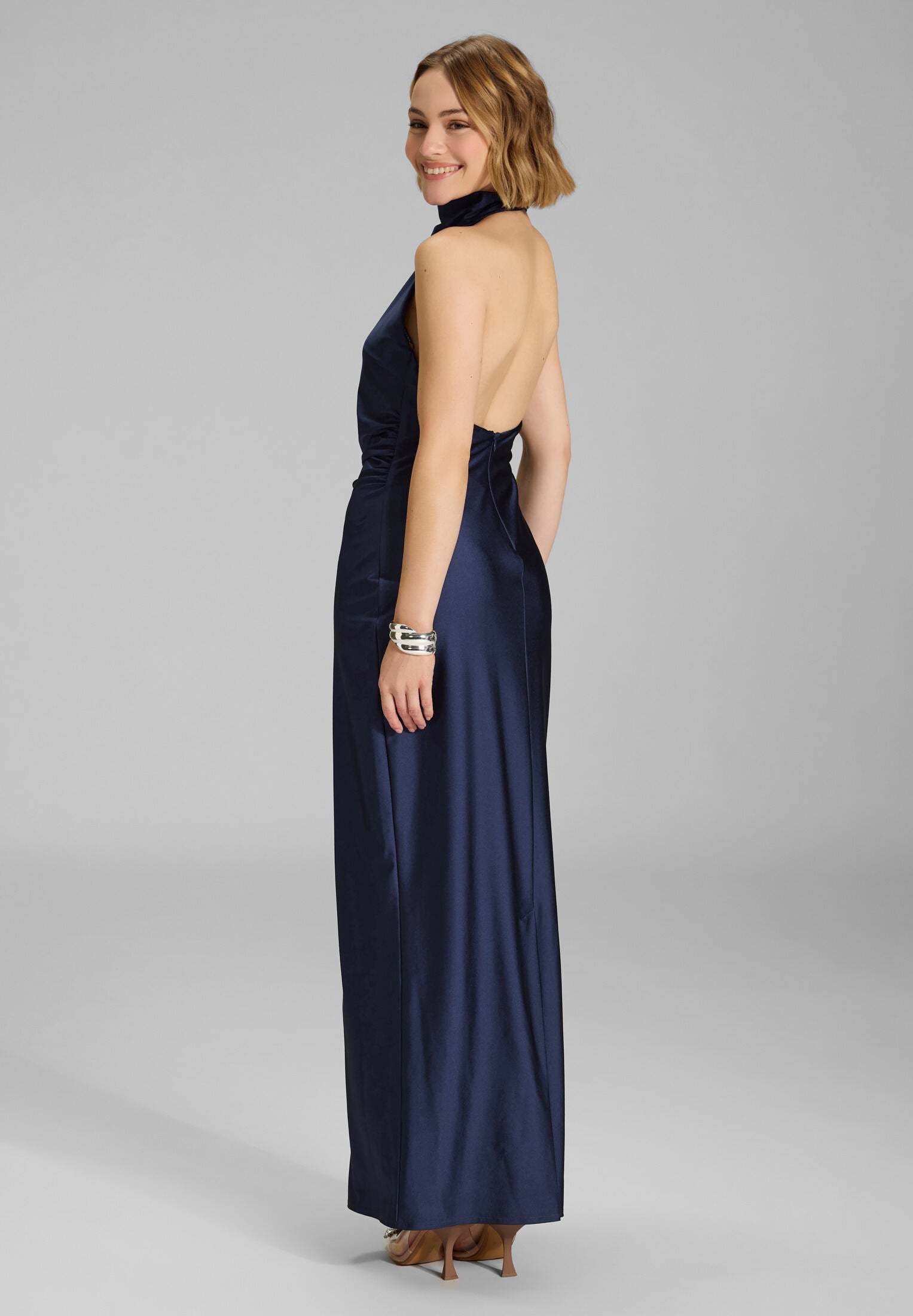 Abendkleid aus Jersey Satin mit Drapierung am Kragen