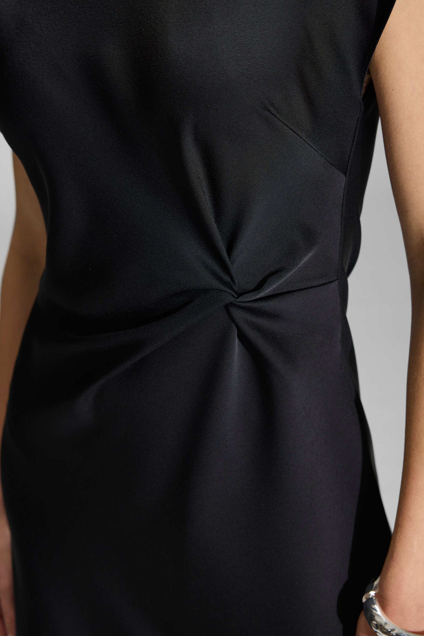Slip Dress aus Satin mit Twist Detail