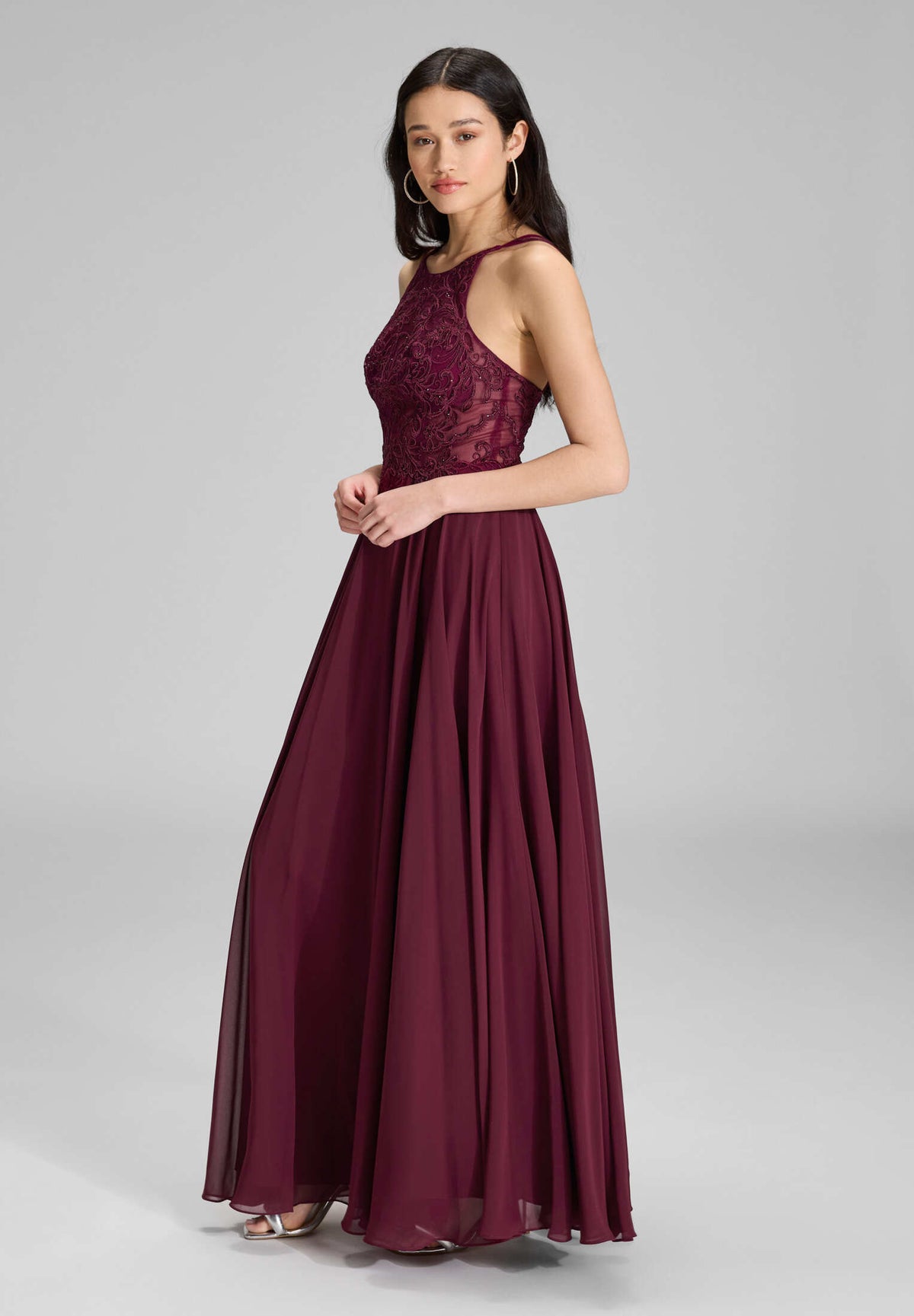 Abendkleid mit Stickerei und Chiffonrock