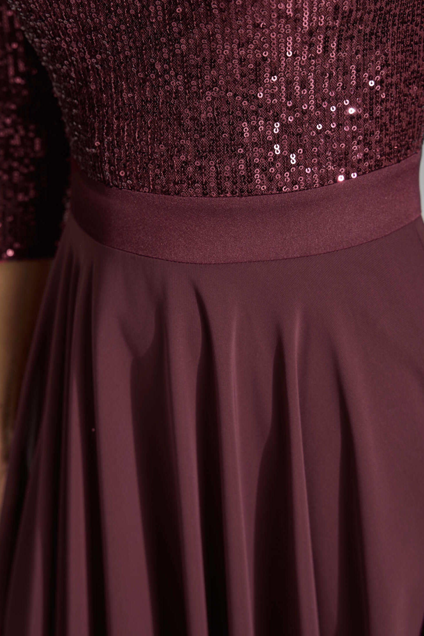 Cocktailkleid in Midi Länge mit Top aus elastischer Paillette und Tellerrock in Chiffon