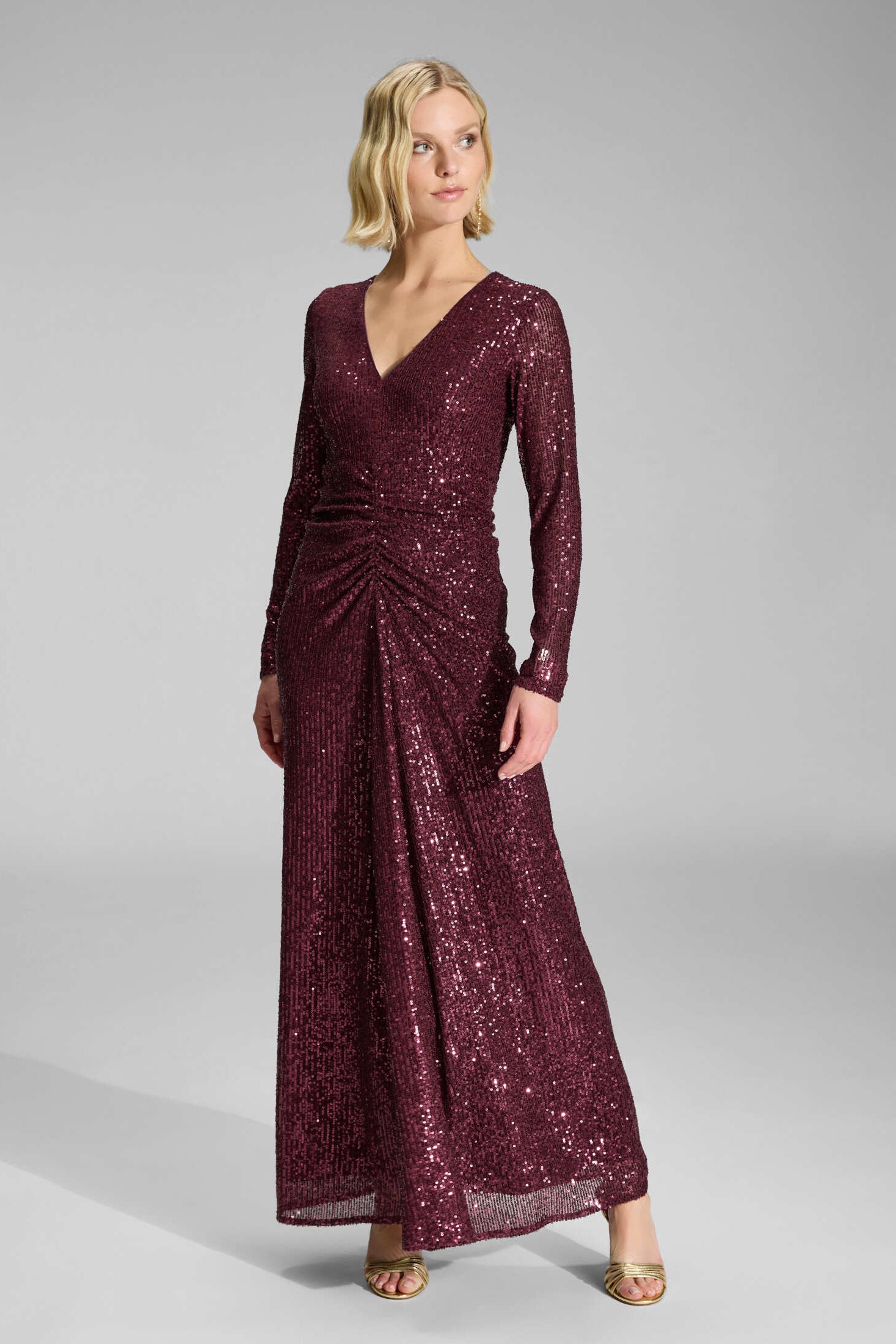 Gerafftes Abendkleid aus elastischer Paillette merlot