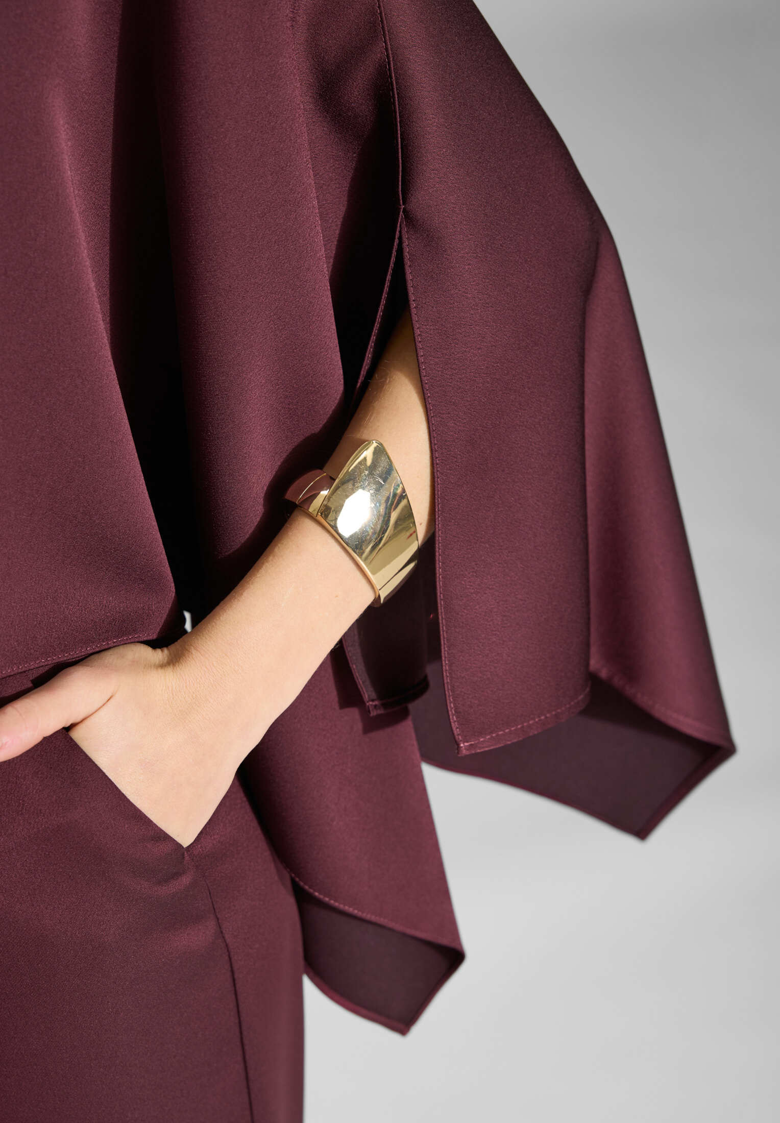 Stola-Top aus Satin mit seitlichen Schlitzen