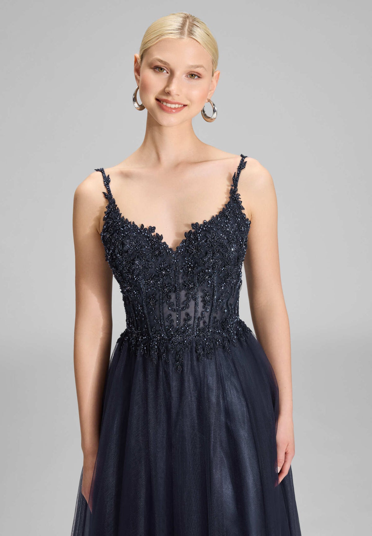 Ausgestelltes Tüllkleid mit Stickerei