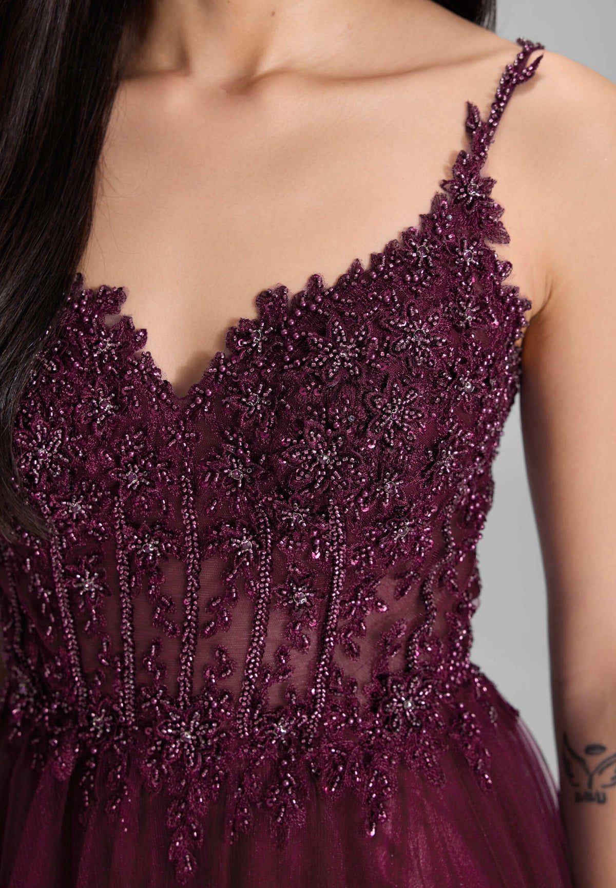 Ausgestelltes Tüllkleid mit Stickerei