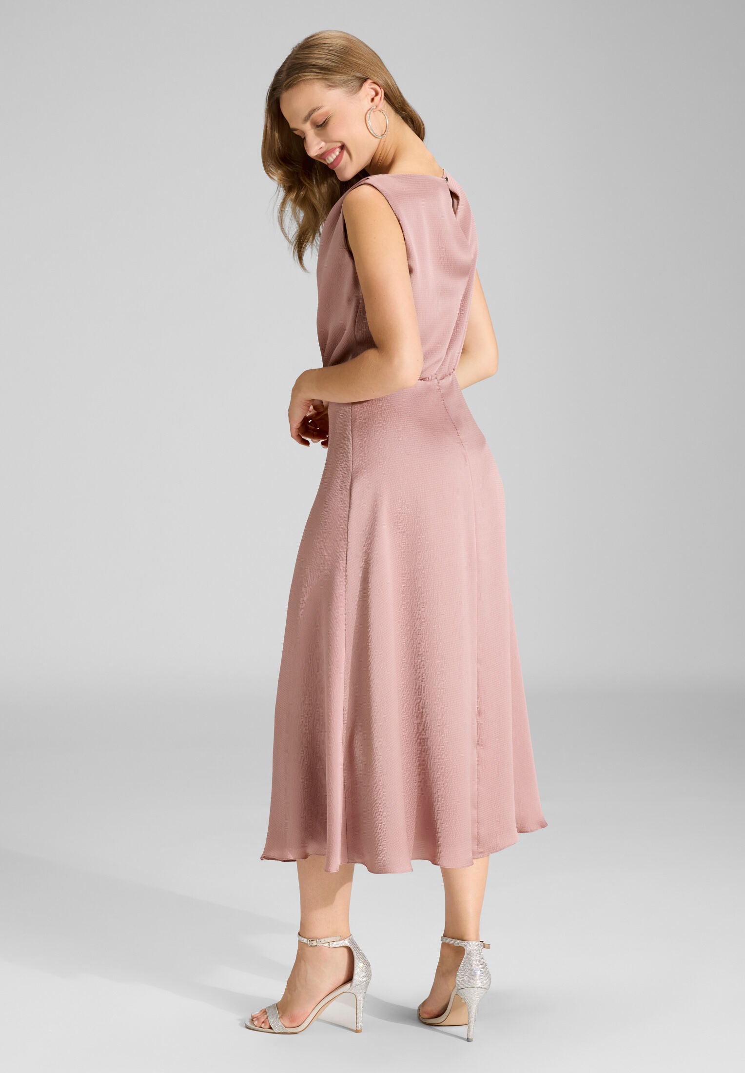 Cocktailkleid aus Satin mit Wasserfall Ausschnitt