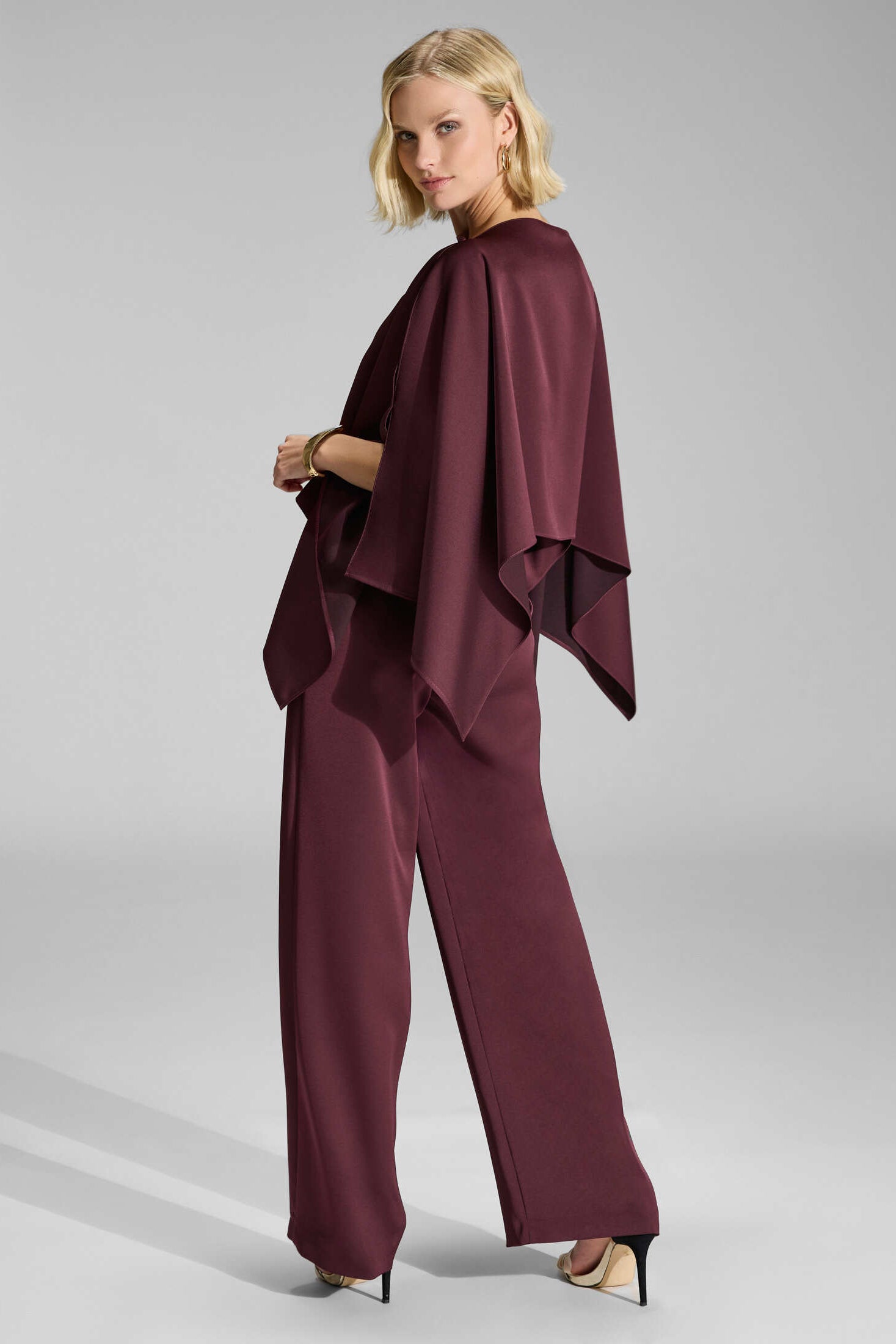 Hose aus Satin mit geradem Bein und Taschen