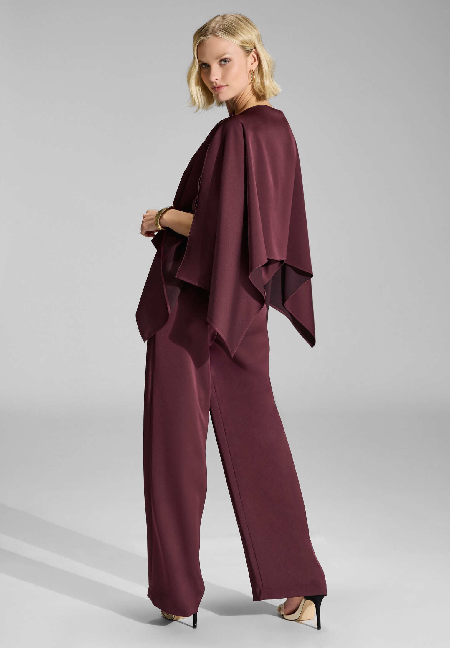 Hose aus Satin mit geradem Bein und Taschen