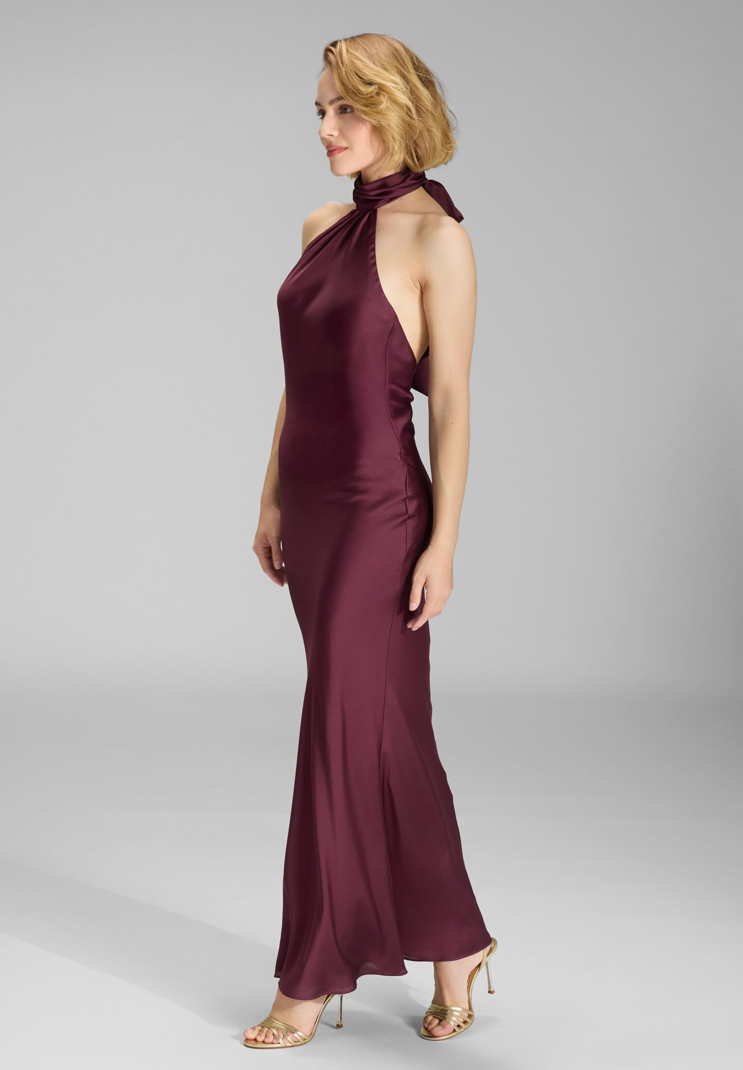 Abendkleid aus nachhaltigem Satin mit Stehkragen