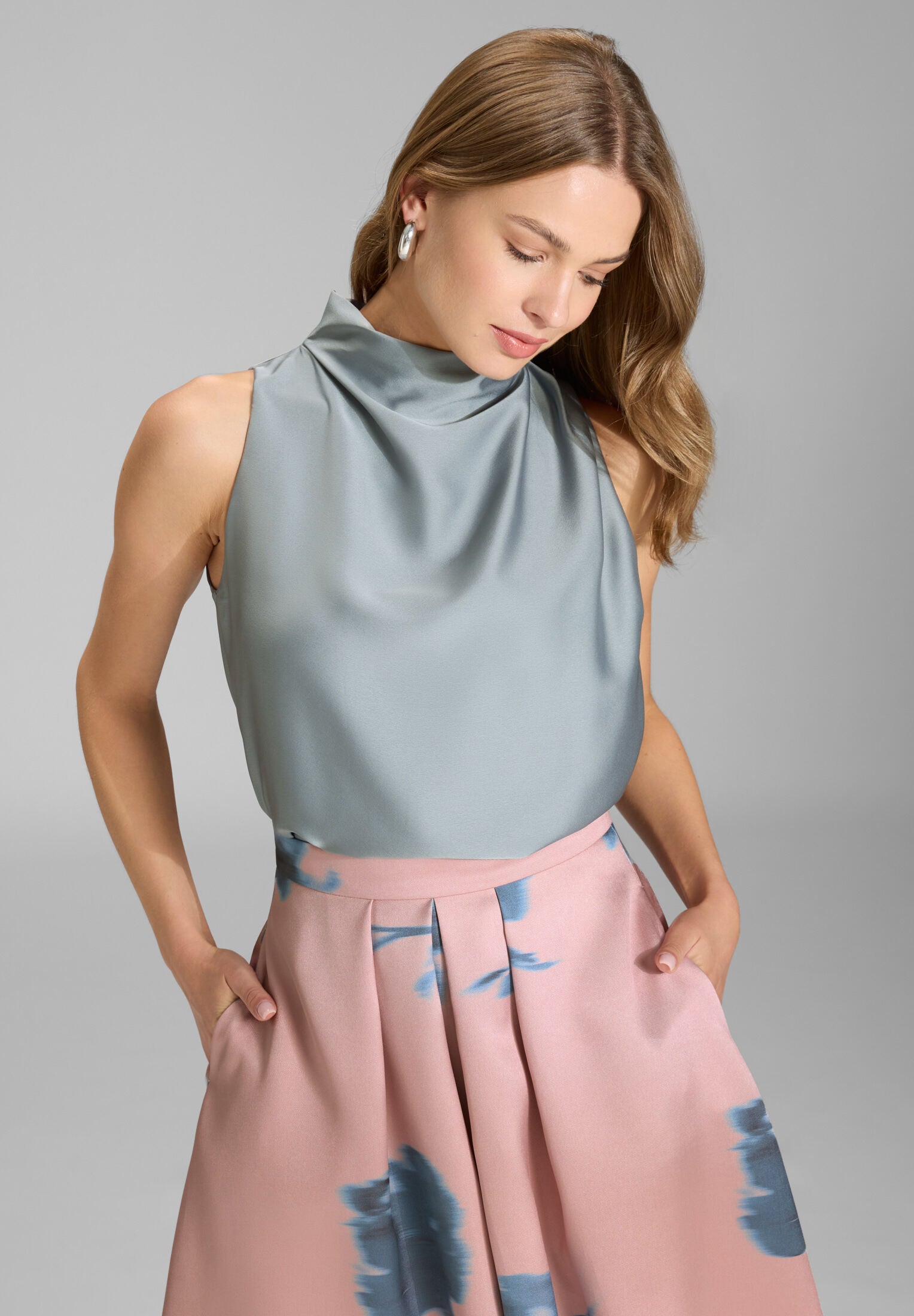 Ärmelloses Top aus nachhaltigem Satin mit Drapierung am Kragen