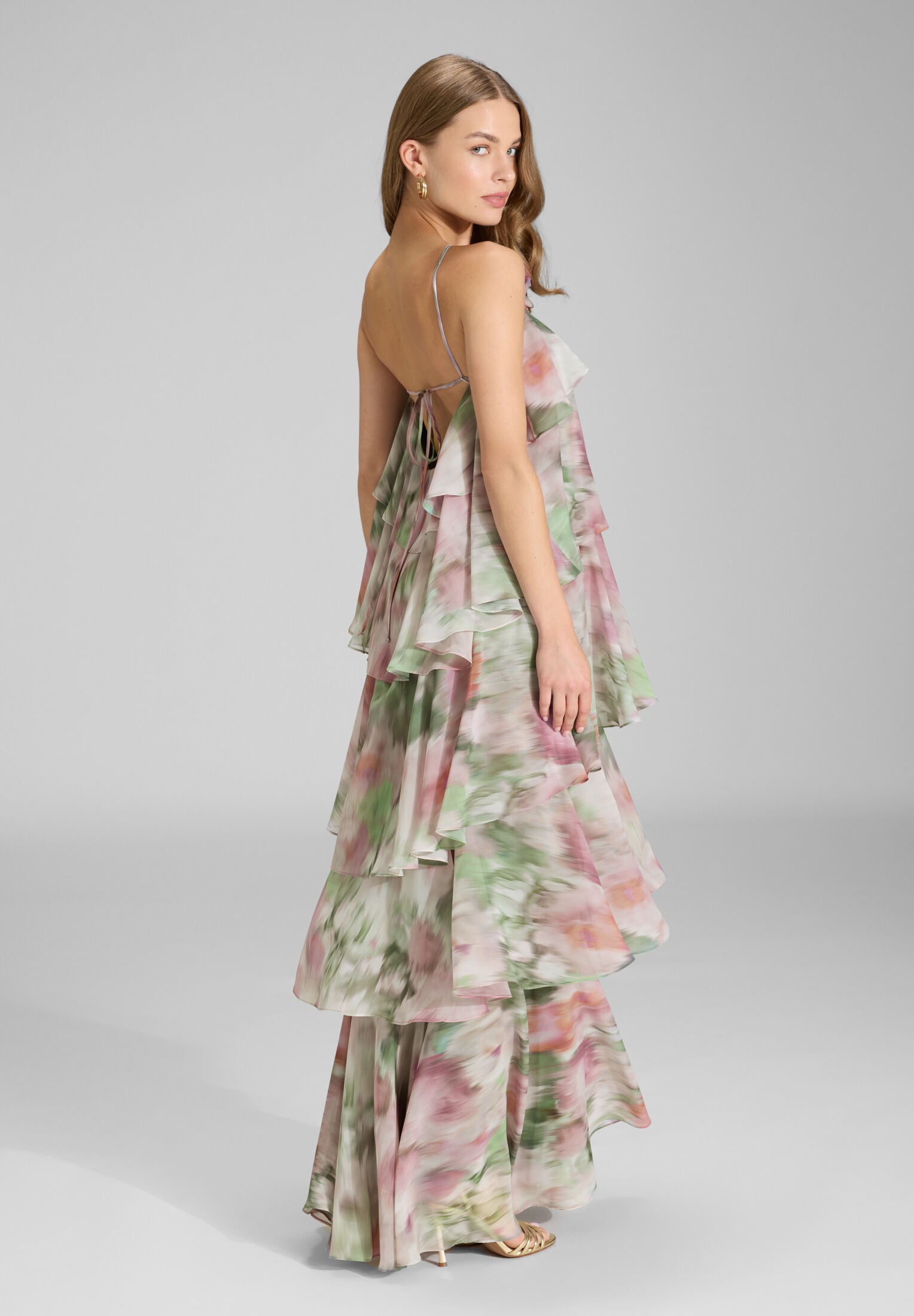 Abendkleid aus bedrucktem Chiffon mit gestuften Volants