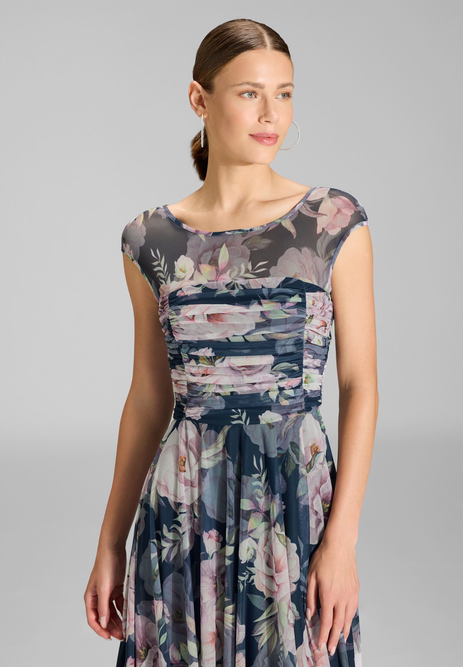 Cocktailkleid aus bedrucktem Mesh mit geraffter Korsage