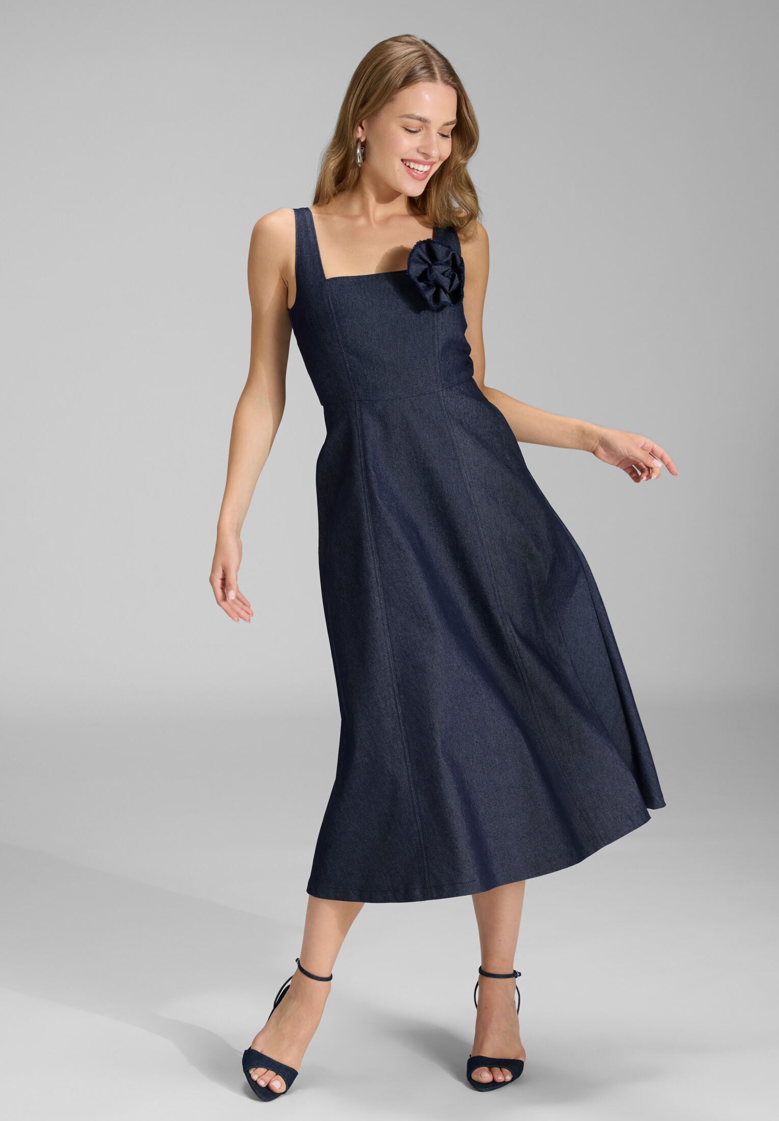 Midi Kleid mit Karree-Ausschnitt aus Dark Denim