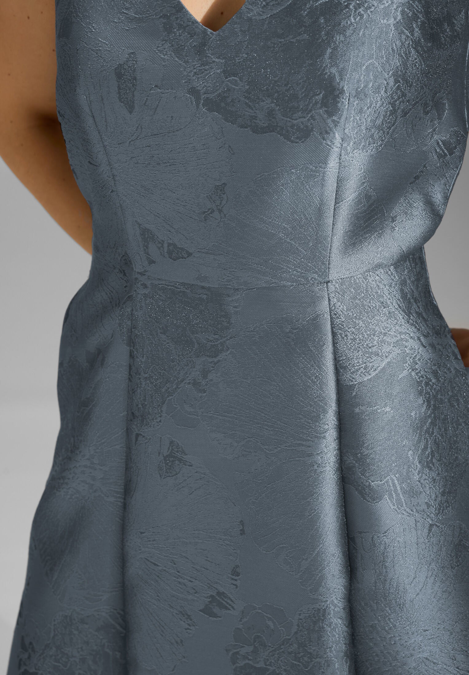 Midi Kleid aus floralem Jacquard mit V-Ausschnitt