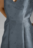 Midi Kleid aus floralem Jacquard mit V-Ausschnitt