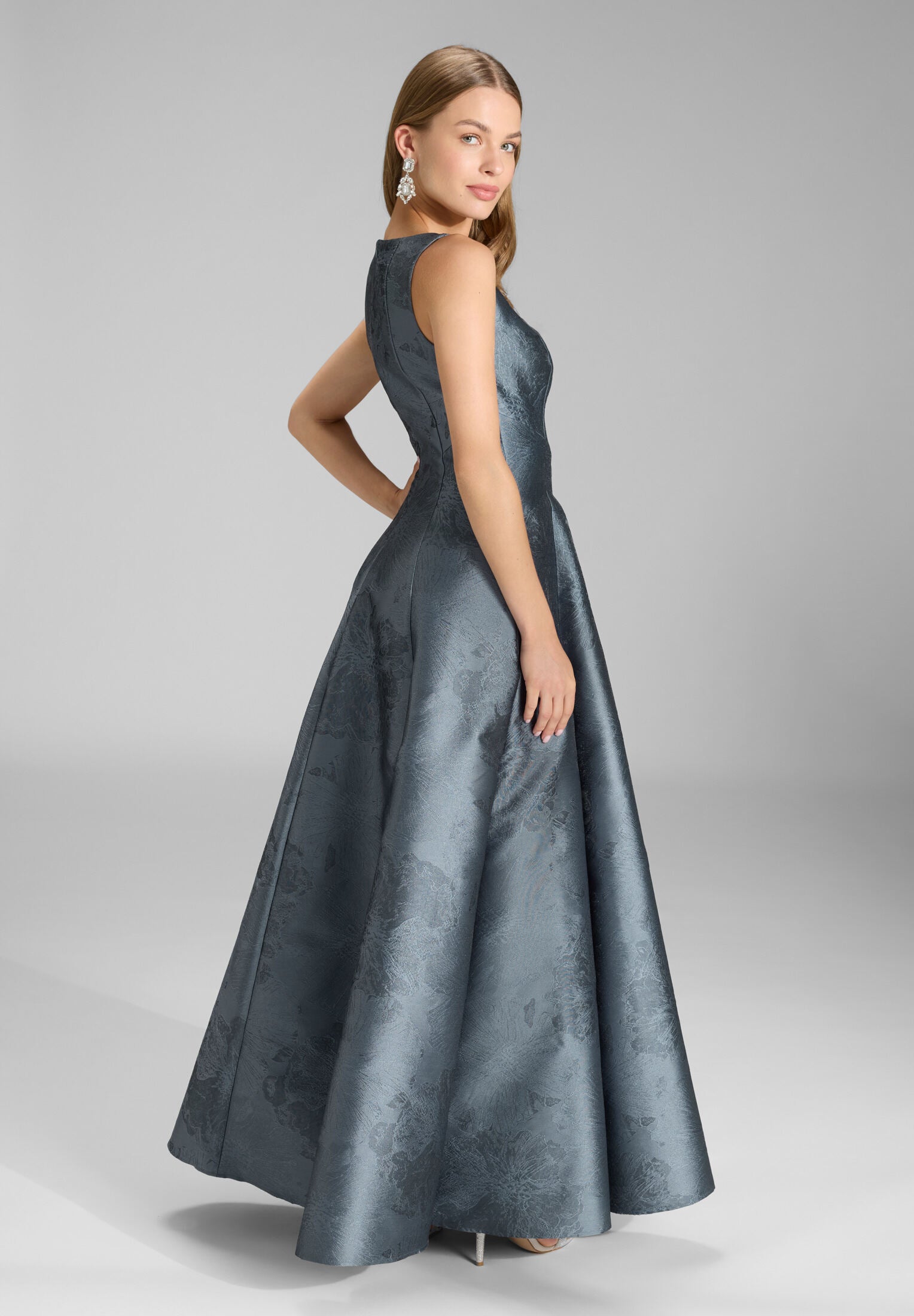 Abendkleid aus floralem Jacquard mit V-Ausschnitt