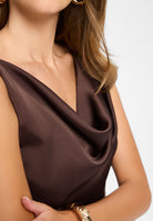Abendkleid aus Satin mit Wasserfall Ausschnitt
