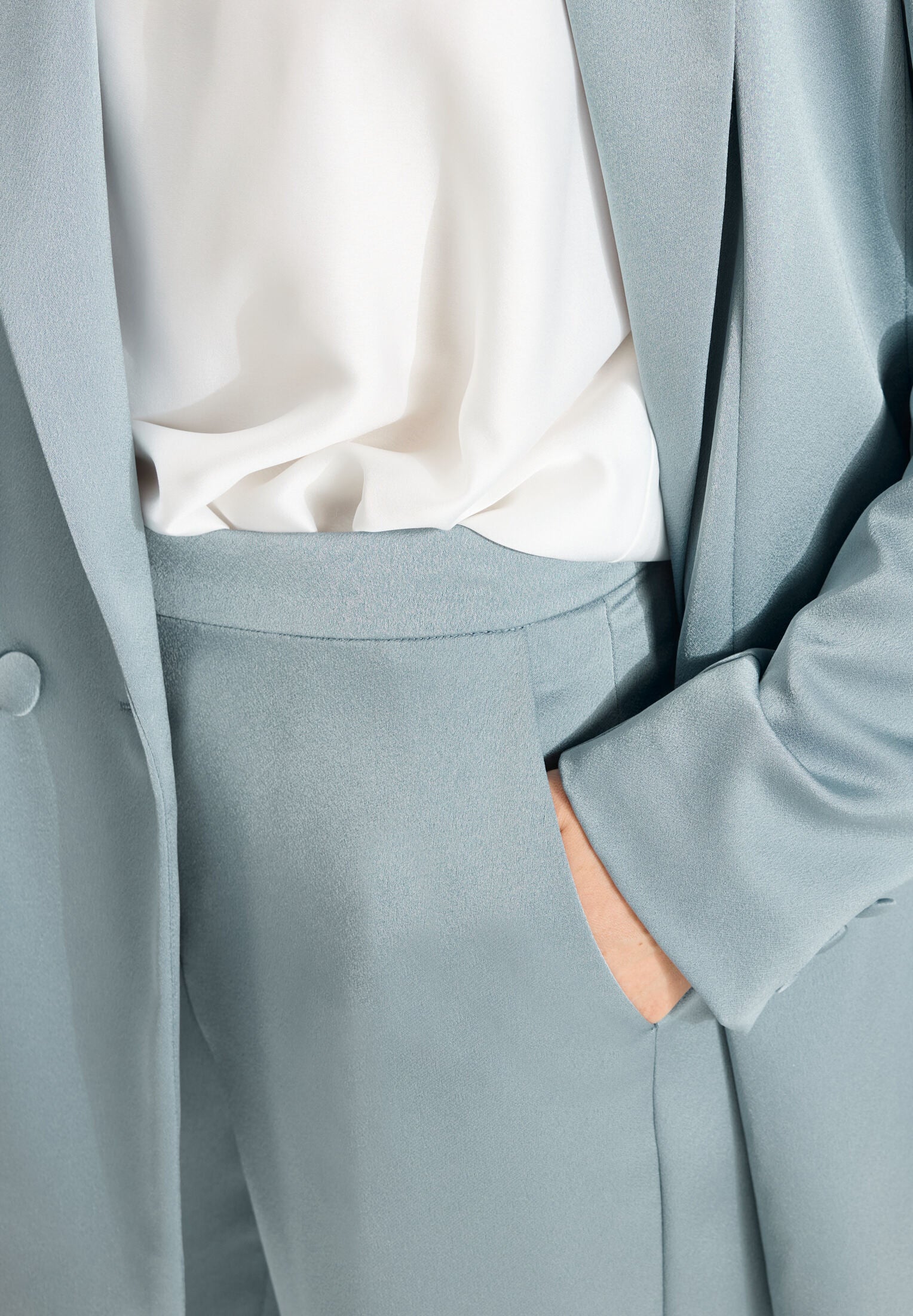 Hose aus Satin mit geradem Bein und Taschen