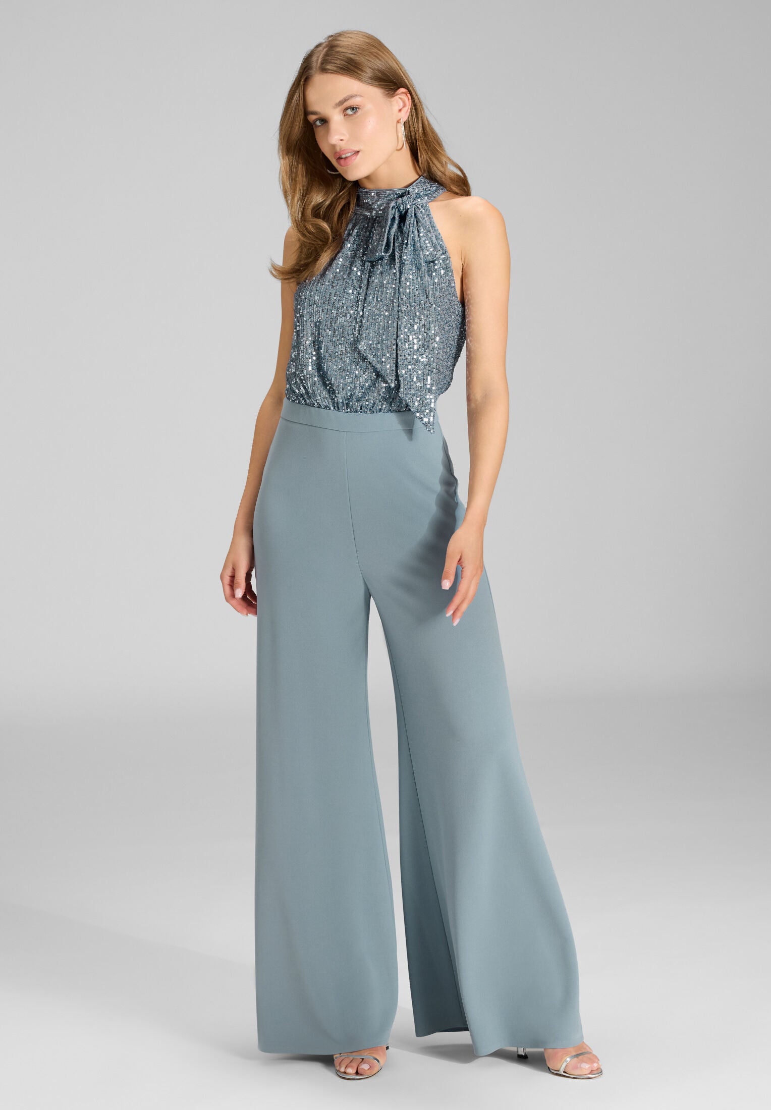 Ärmelloser Jumpsuit mit Schluppenblusen Top aus elastischer Paillette ice blue