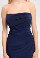 Figurbetontes Abendkleid mit Beinschlitz