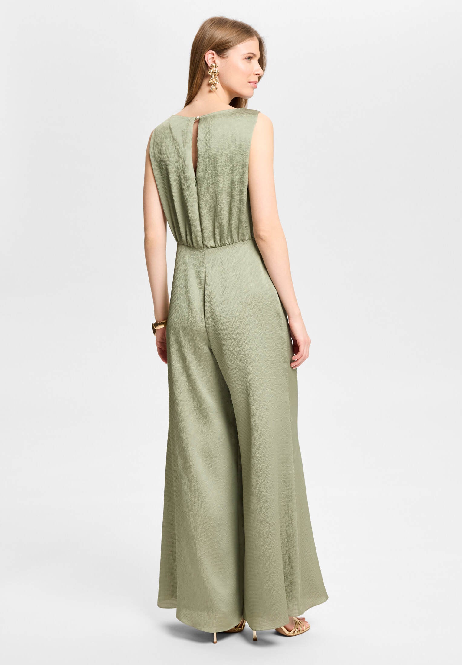 Jumpsuit aus Satin mit Wasserfallausschnitt