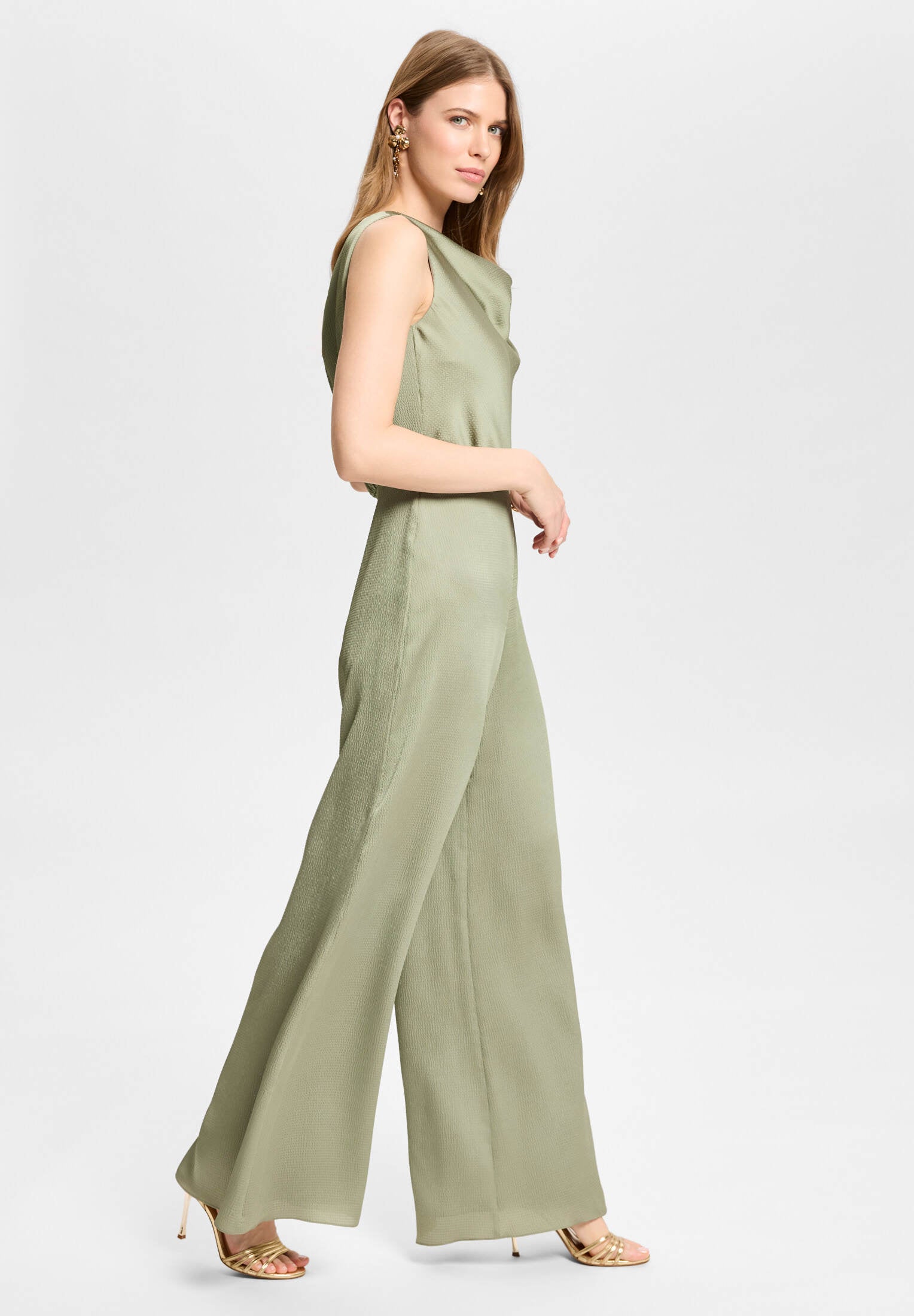 Jumpsuit aus Satin mit Wasserfallausschnitt
