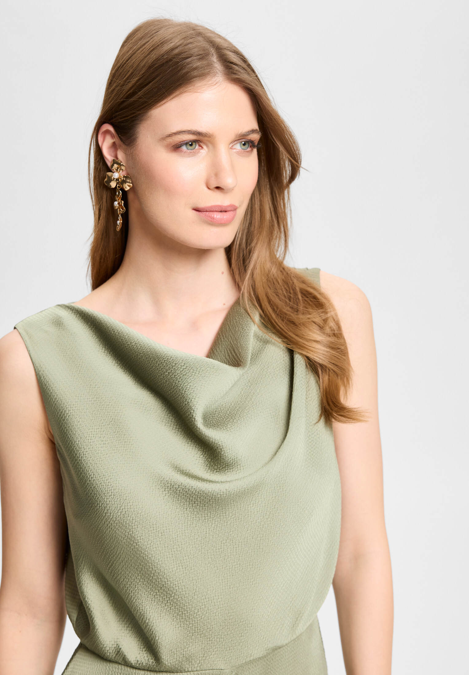 Jumpsuit aus Satin mit Wasserfallausschnitt