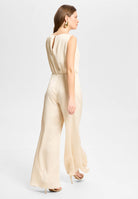 Jumpsuit aus Satin mit Wasserfallausschnitt