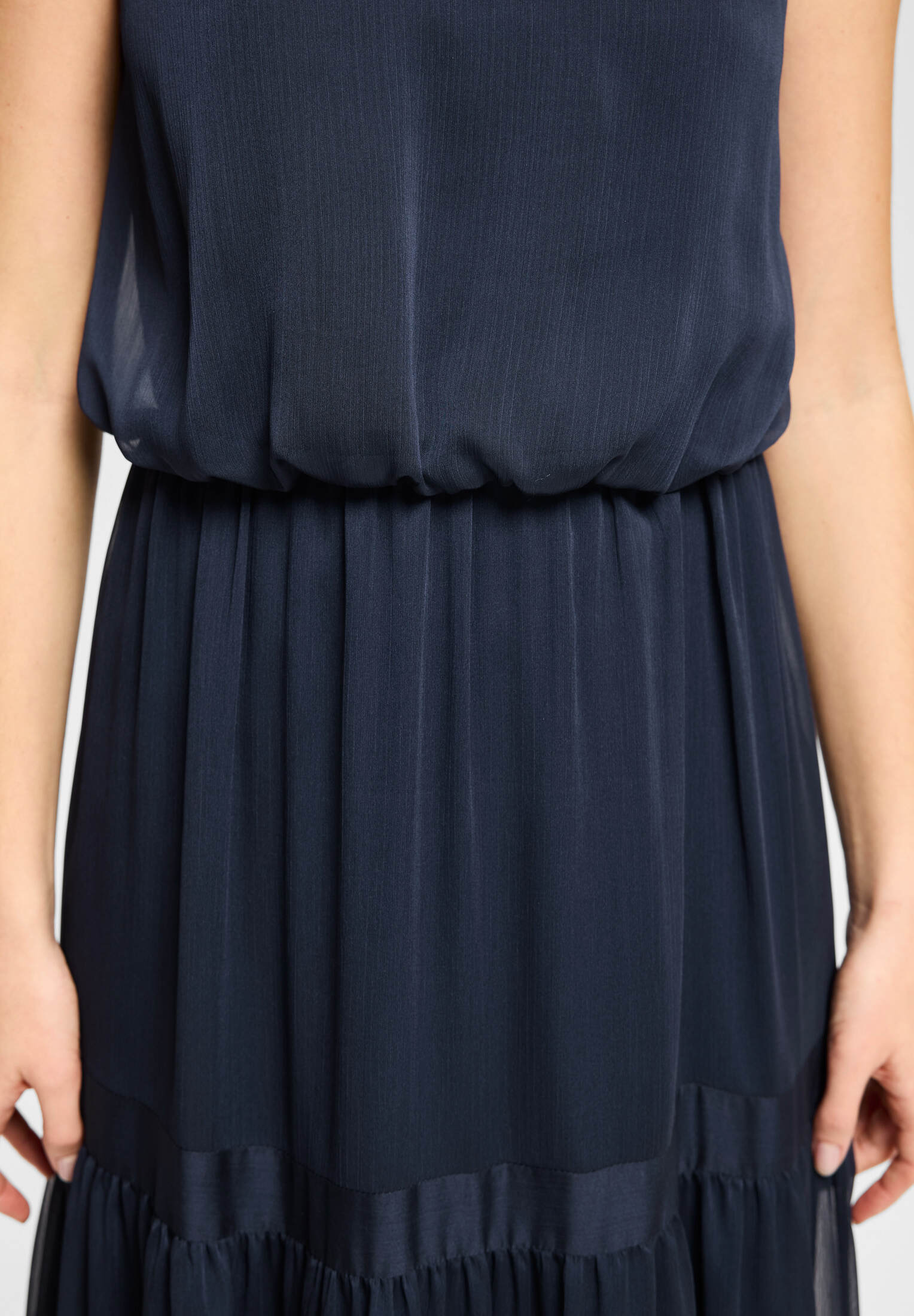 Abendkleid aus Crinkle Chiffon mit Stufenrock