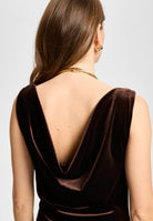 Abendkleid aus Samt mit Wasserfallausschnitt