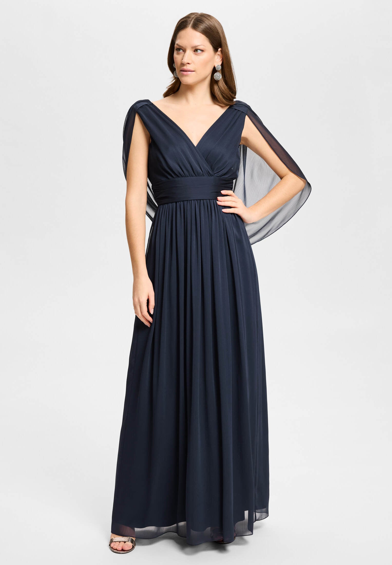 Abendkleid aus Crinkle Chiffon mit Schal-Cape navy