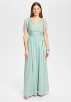 Abendkleid aus Crinkle Chiffon mit Schal-Cape mint green