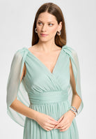 Abendkleid aus Crinkle Chiffon mit Schal-Cape