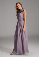 Abendkleid aus Crinkle Chiffon mit dekorativer Blüte