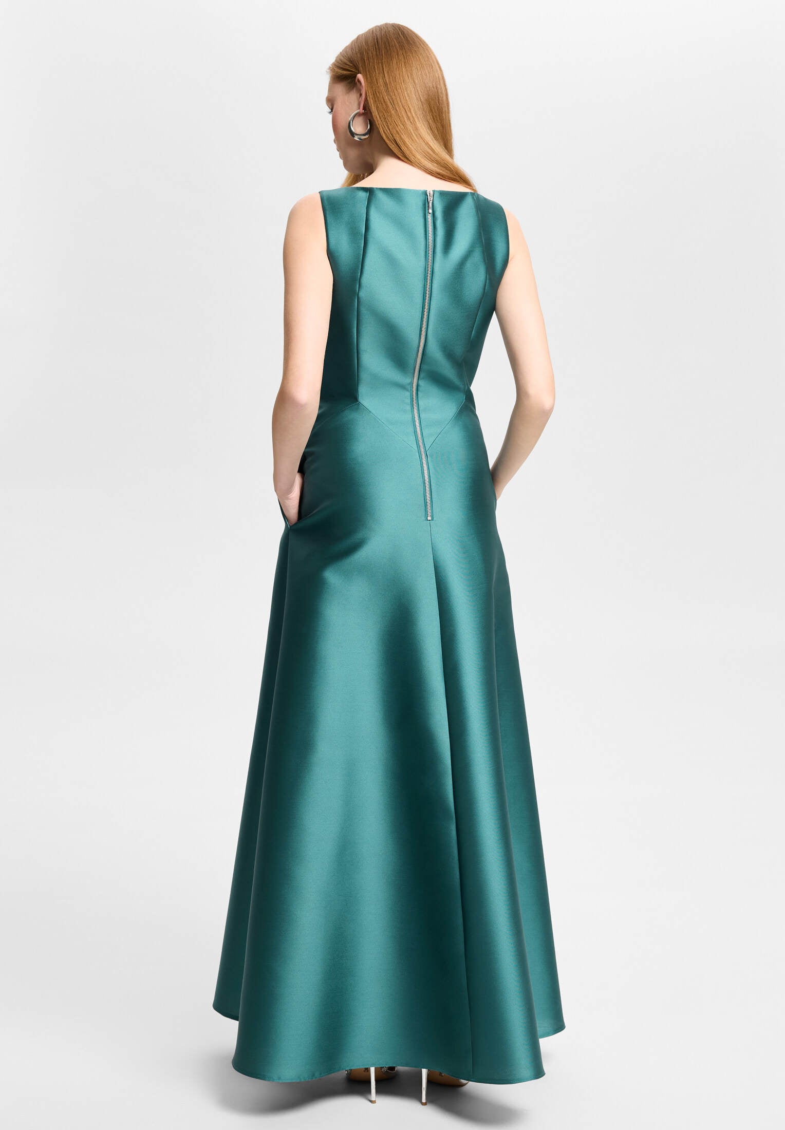 Robenartiges Abendkleid mit Eingrifftaschen