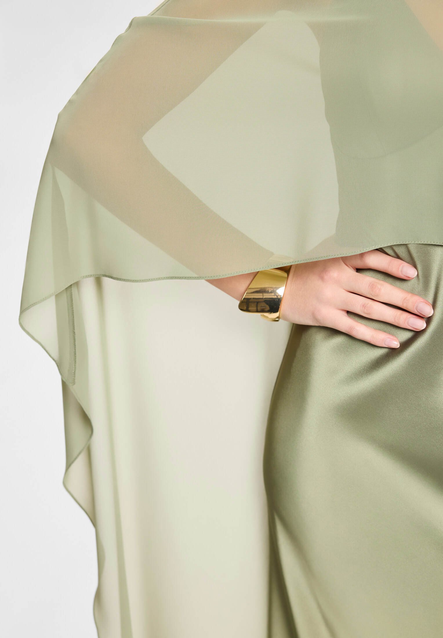 Abendkleid aus Satin mit abnehmbarem Chiffon Cape