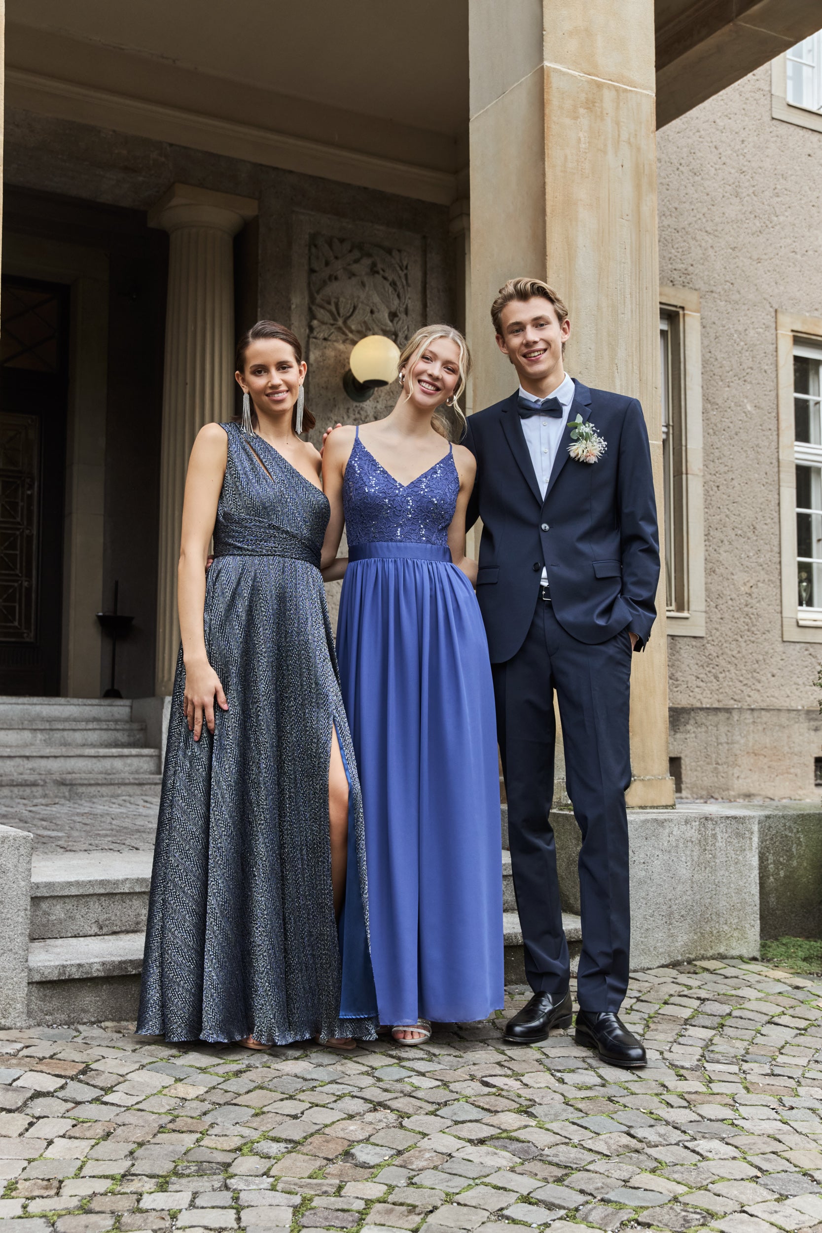 Asymmetrisches Abendkleid mit Cut-out und Beinschlitz und Abendkleid aus Spitze-Chiffon-Mix